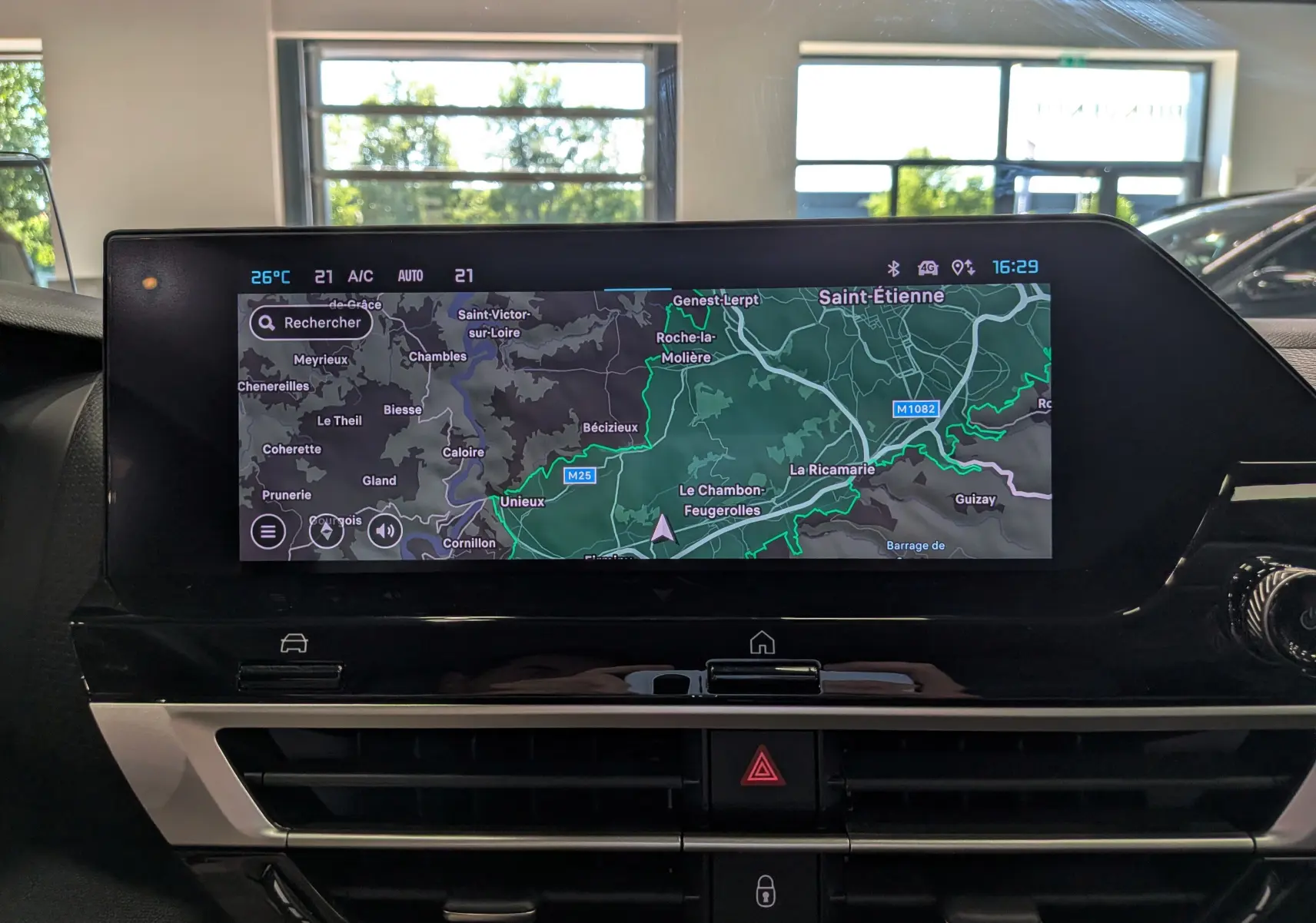 Écran tactile central du tableau de bord de la Citroën C4 Hybride 2025 affichant la navigation GPS.