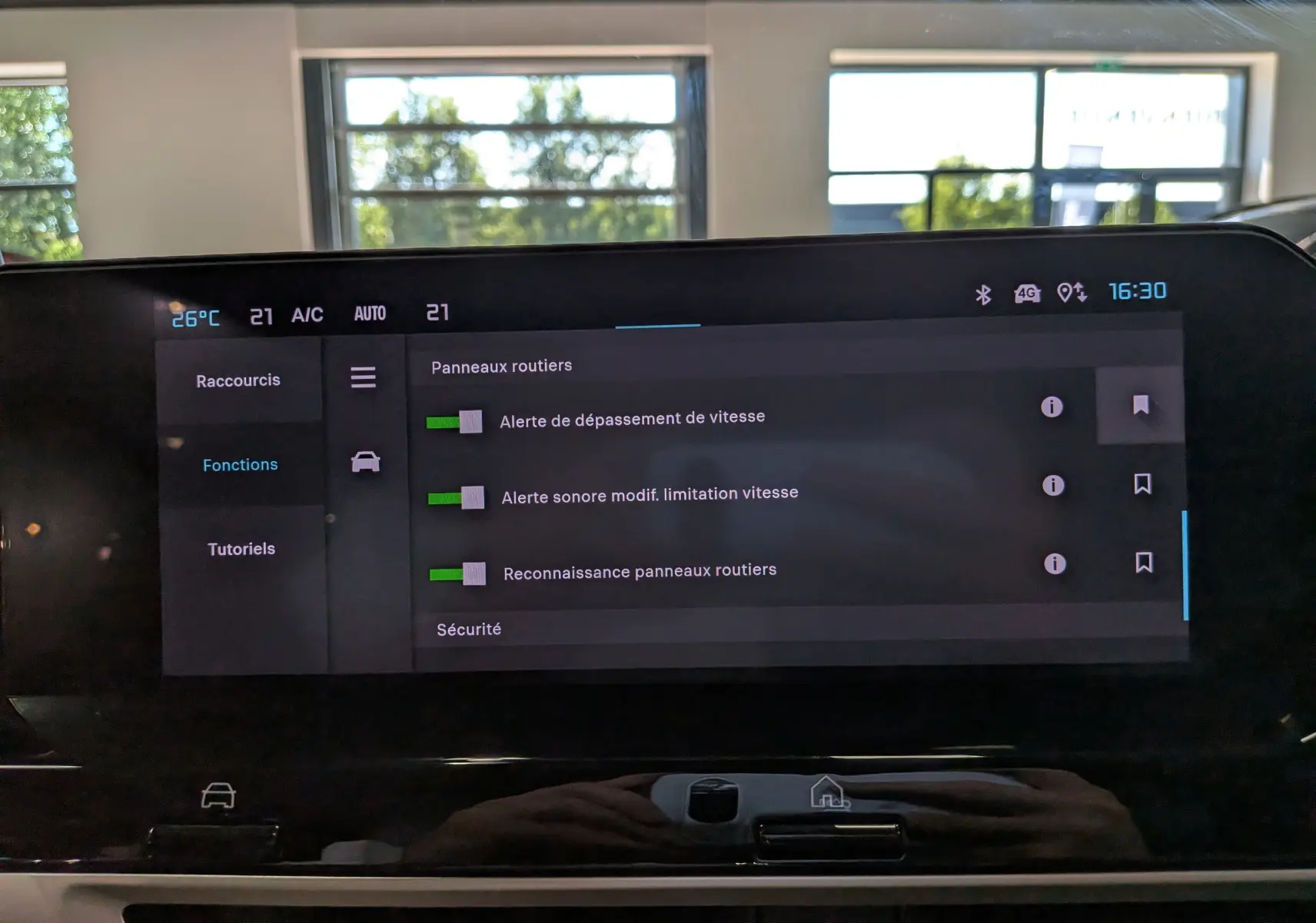 Écran tactile intérieur de la Citroën C4 hybride 2025 affichant les réglages d’alerte et reconnaissance des panneaux routiers.