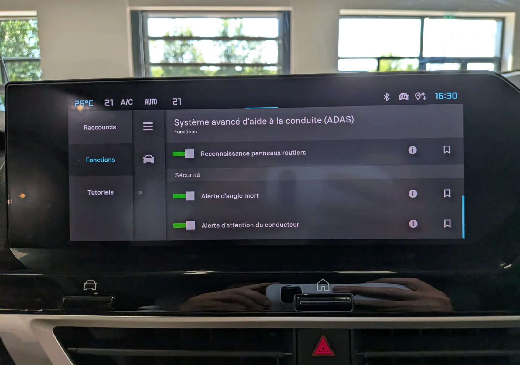 Écran tactile intérieur du Citroën C4 2025 montrant les réglages avancés d’aide à la conduite, interface moderne et épurée.