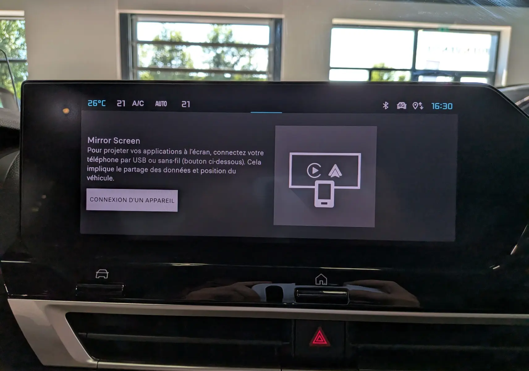 Écran tactile central de la Citroën C4 2025 affichant la fonction Mirror Screen avec interface en français.