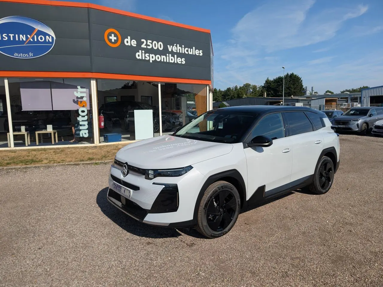 Citroën C5 Aircross blanc 3/4 avant droit avec toit noir Perla Nera et jantes alliage noires.