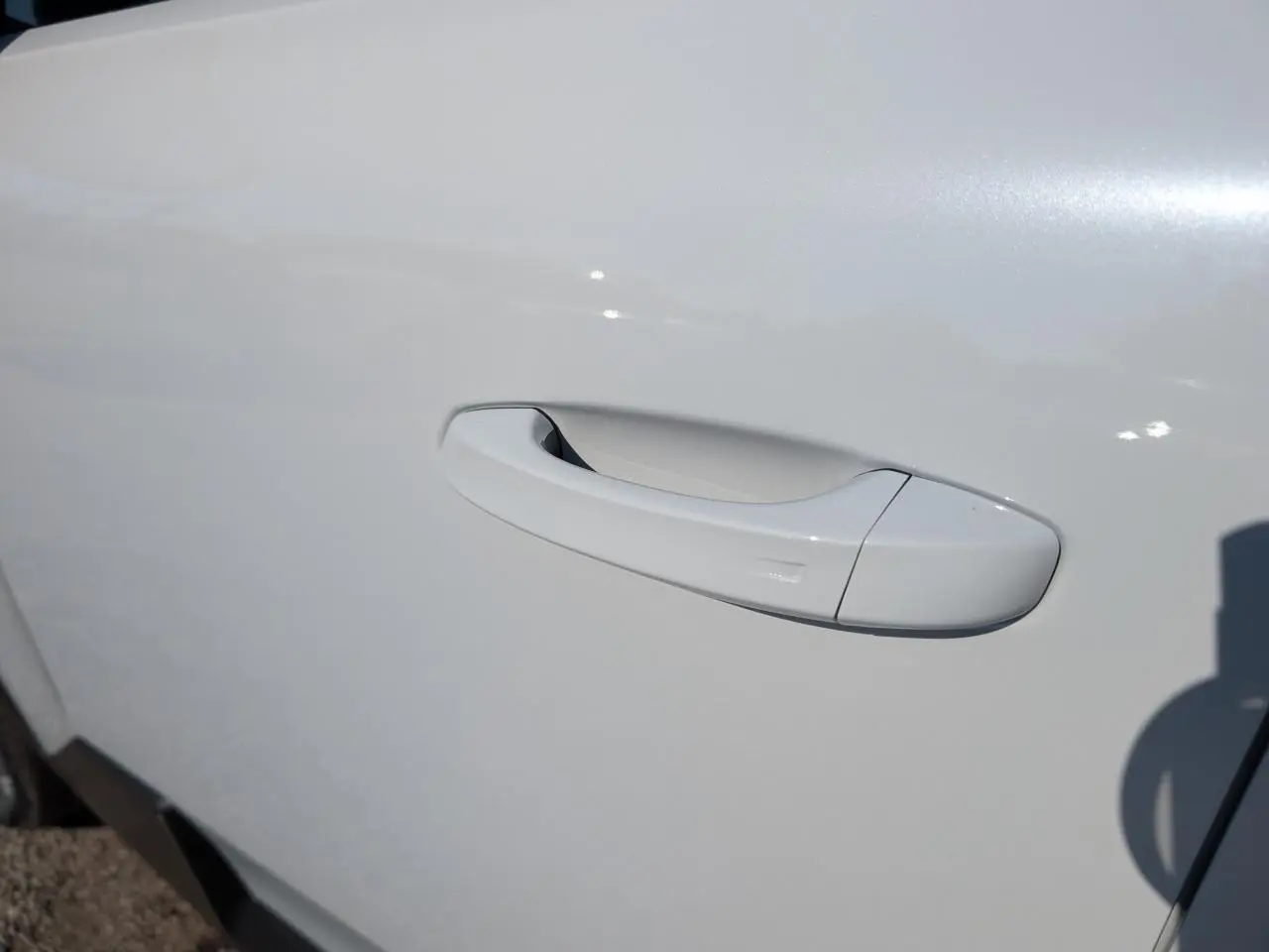 Poignée de porte côté gauche blanche du Citroën C5 Aircross 2026 avec finition lisse et intégration discrète.