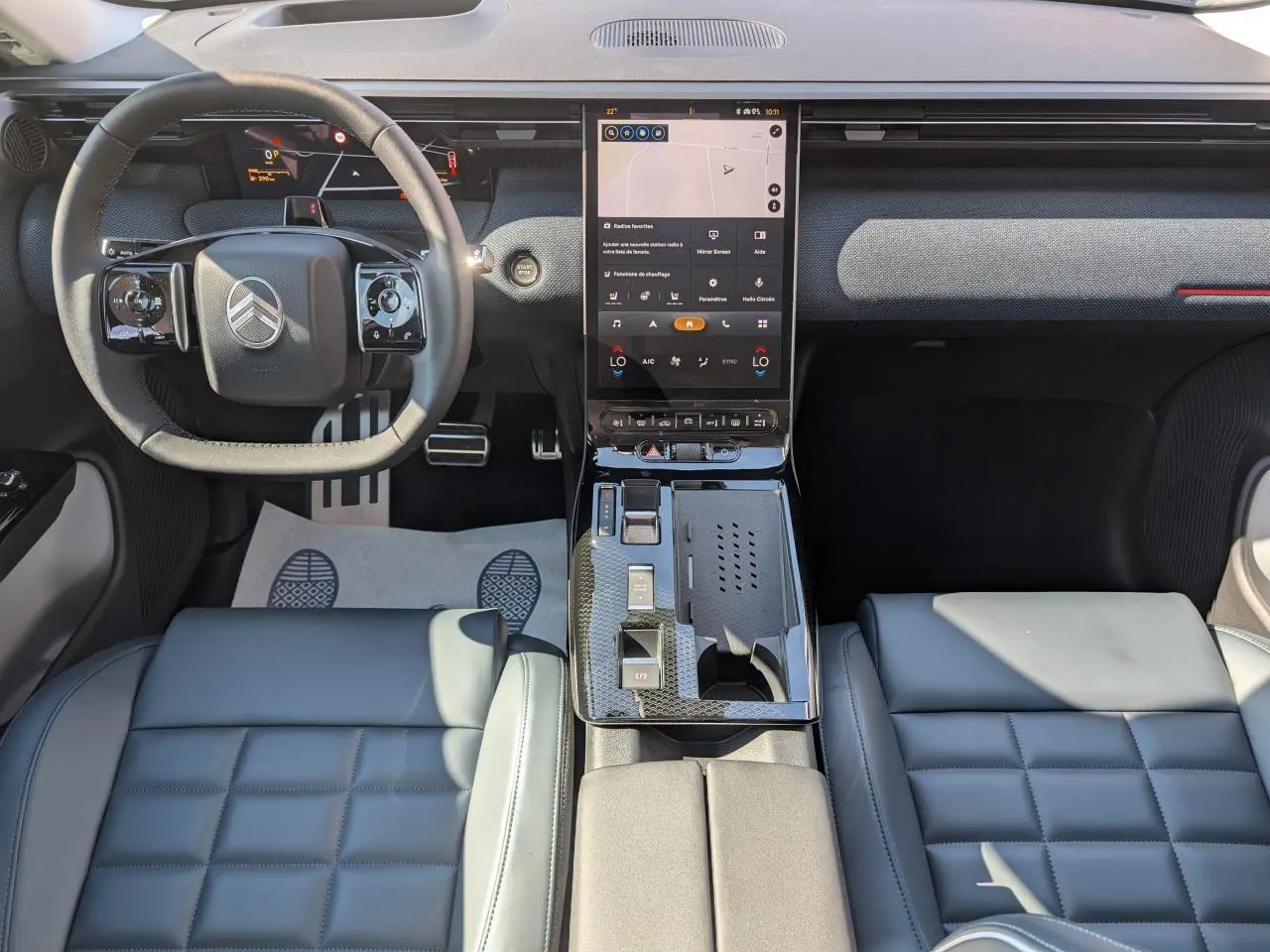 Vue intérieure avant du Citroën C5 Aircross 2026 avec sièges gris, volant multifonctions et écran tactile vertical.