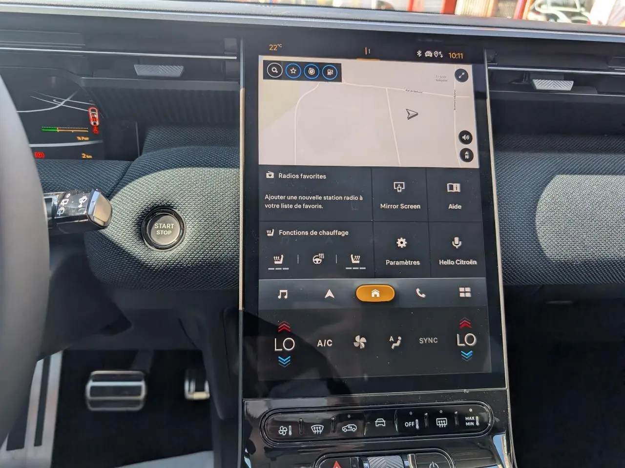 Vue intérieure du tableau de bord du Citroën C5 Aircross blanc, avec écran tactile vertical et bouton start/stop.