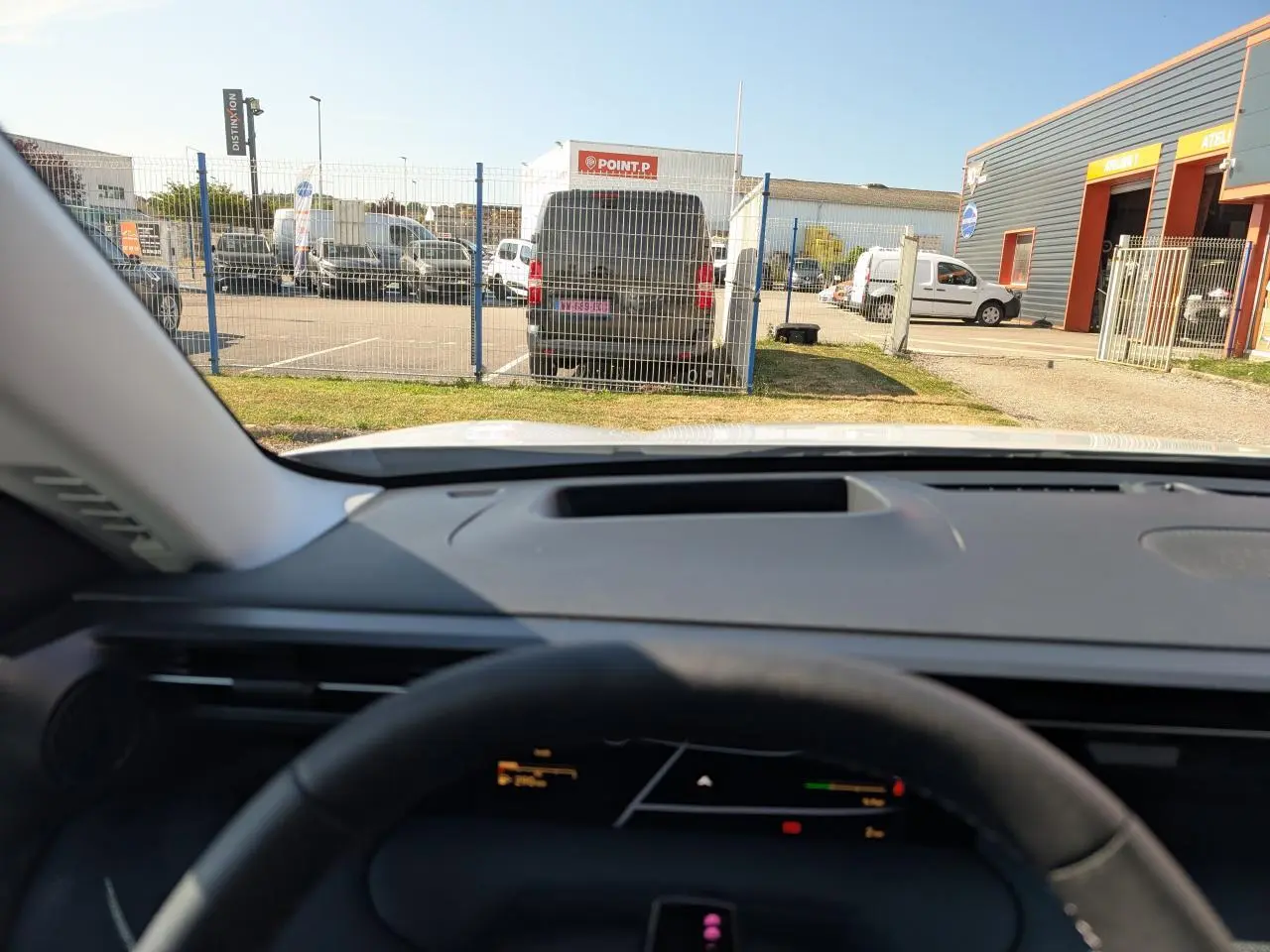 Vue depuis l'intérieur du Citroën C5 Aircross blanc 2026, avec tableau de bord et volant partiellement visibles.