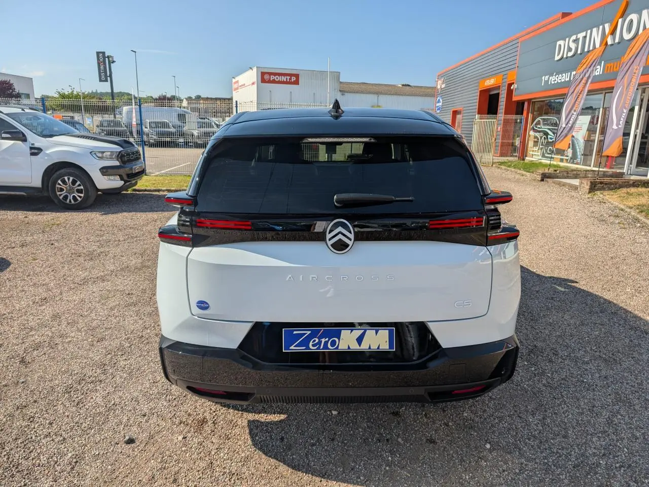 Vue arrière d'un Citroën C5 Aircross blanc avec toit noir Perla Nera et feux arrière LED distinctifs.