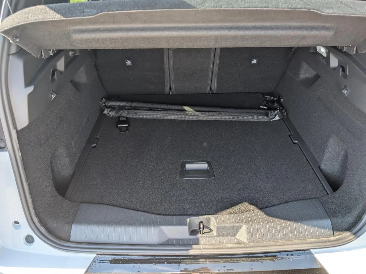 Coffre ouvert vu de face d'un Citroën C5 Aircross blanc, montrant un espace de chargement propre et spacieux.