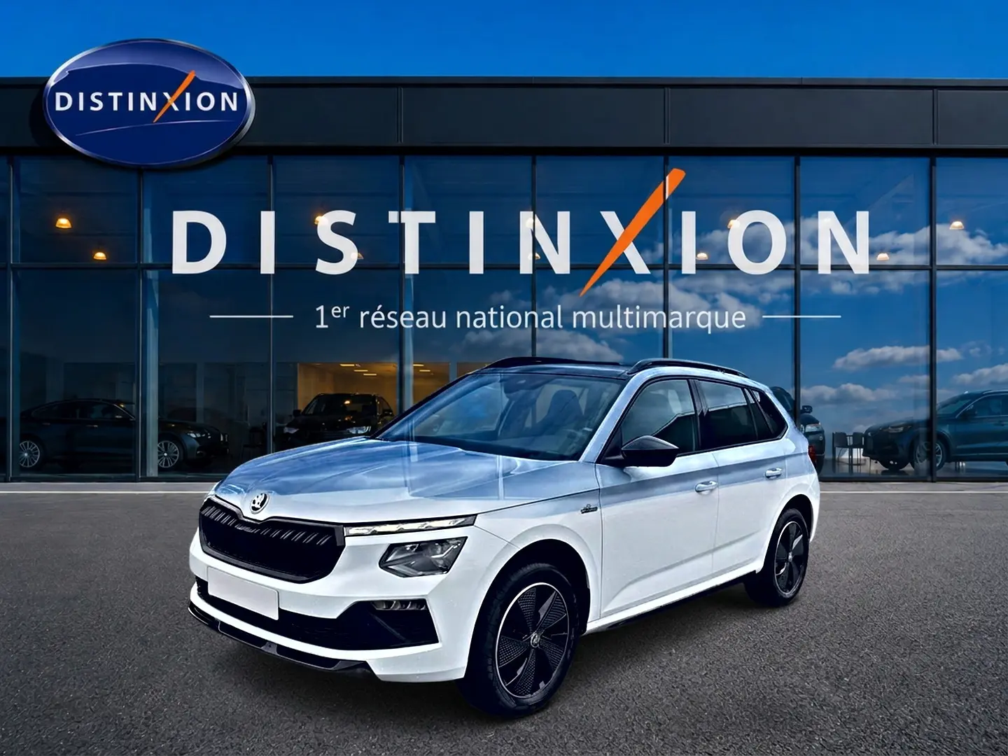 SKODA KAMIQ blanc nacré en 3/4 avant droit, avec toit noir et jantes alu noires distinctives.