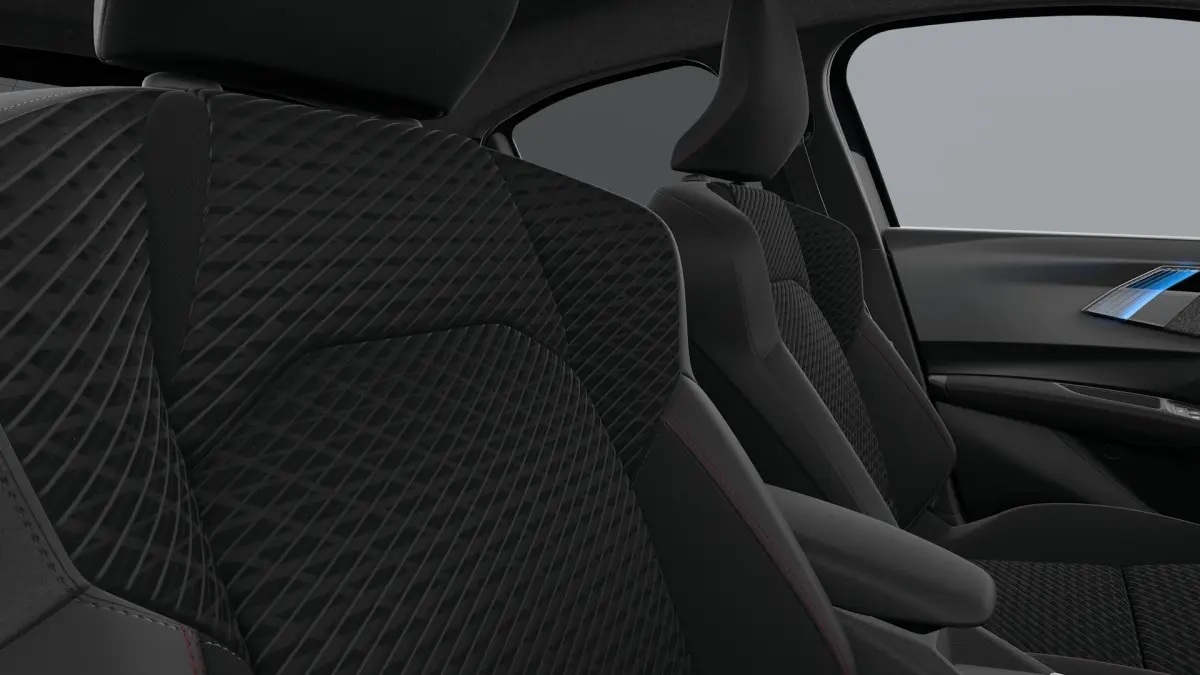Vue intérieure côté droit des sièges avant noirs à motif quadrillé avec surpiqûres rouges de la Renault Clio Techno full hybrid 2026.