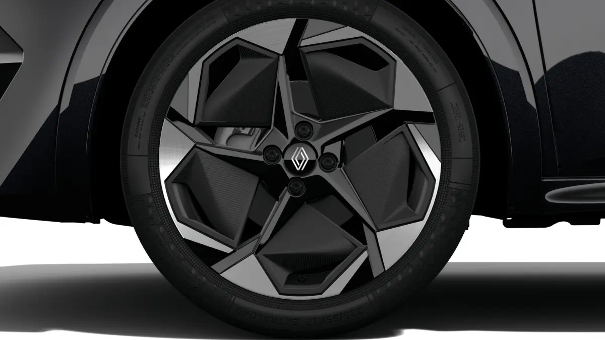 Gros plan sur la roue avant droite noire de la Renault Clio Techno full hybrid 2026 avec jante au design géométrique distinctif.