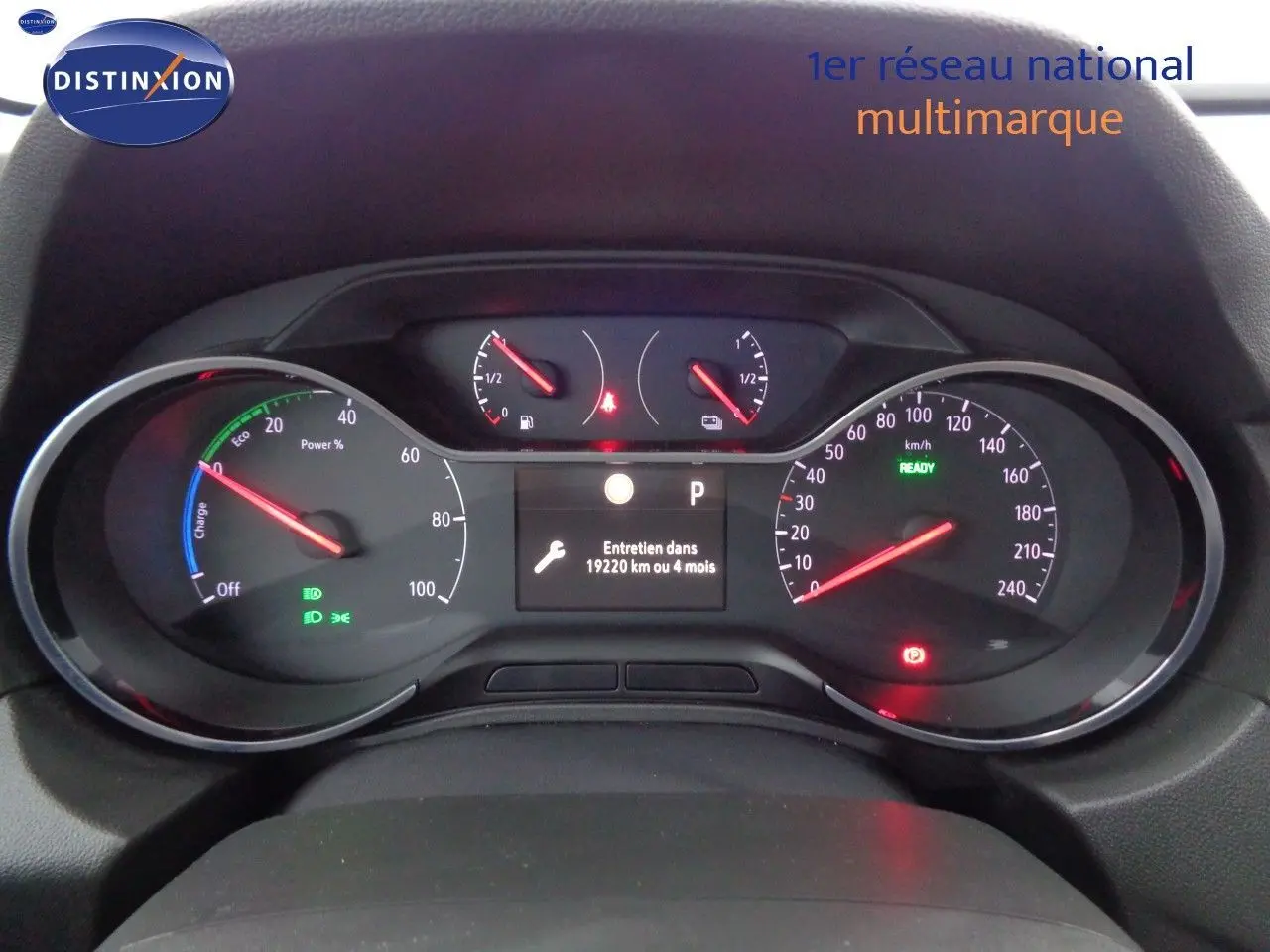 Tableau de bord numérique du compteur d'une Opel Grandland X hybride blanche, affichant l'entretien à venir.