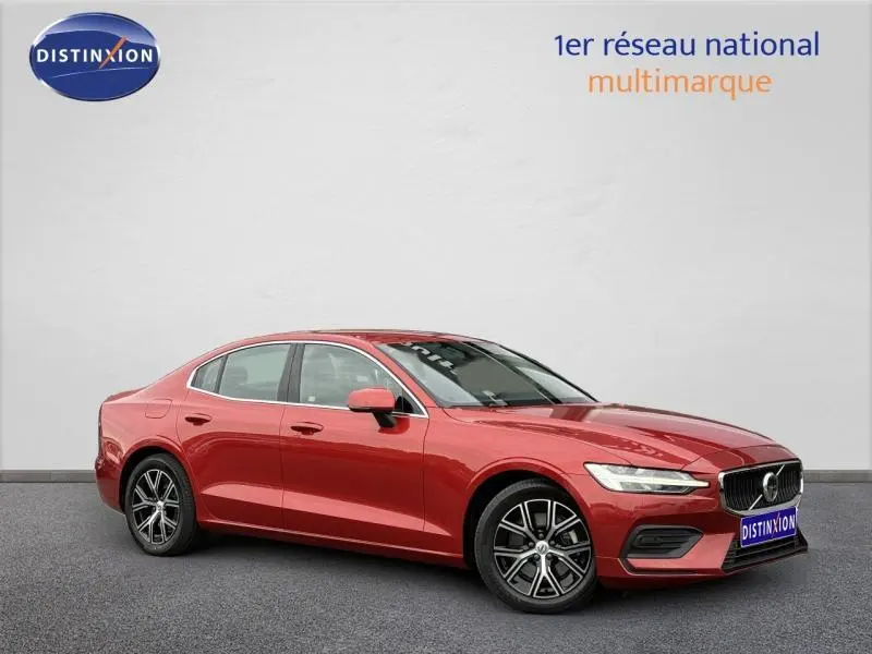 Volvo S60 2024 Rouge Fusion Métallisé vue 3/4 avant droit avec jantes alliage et calandre distinctive
