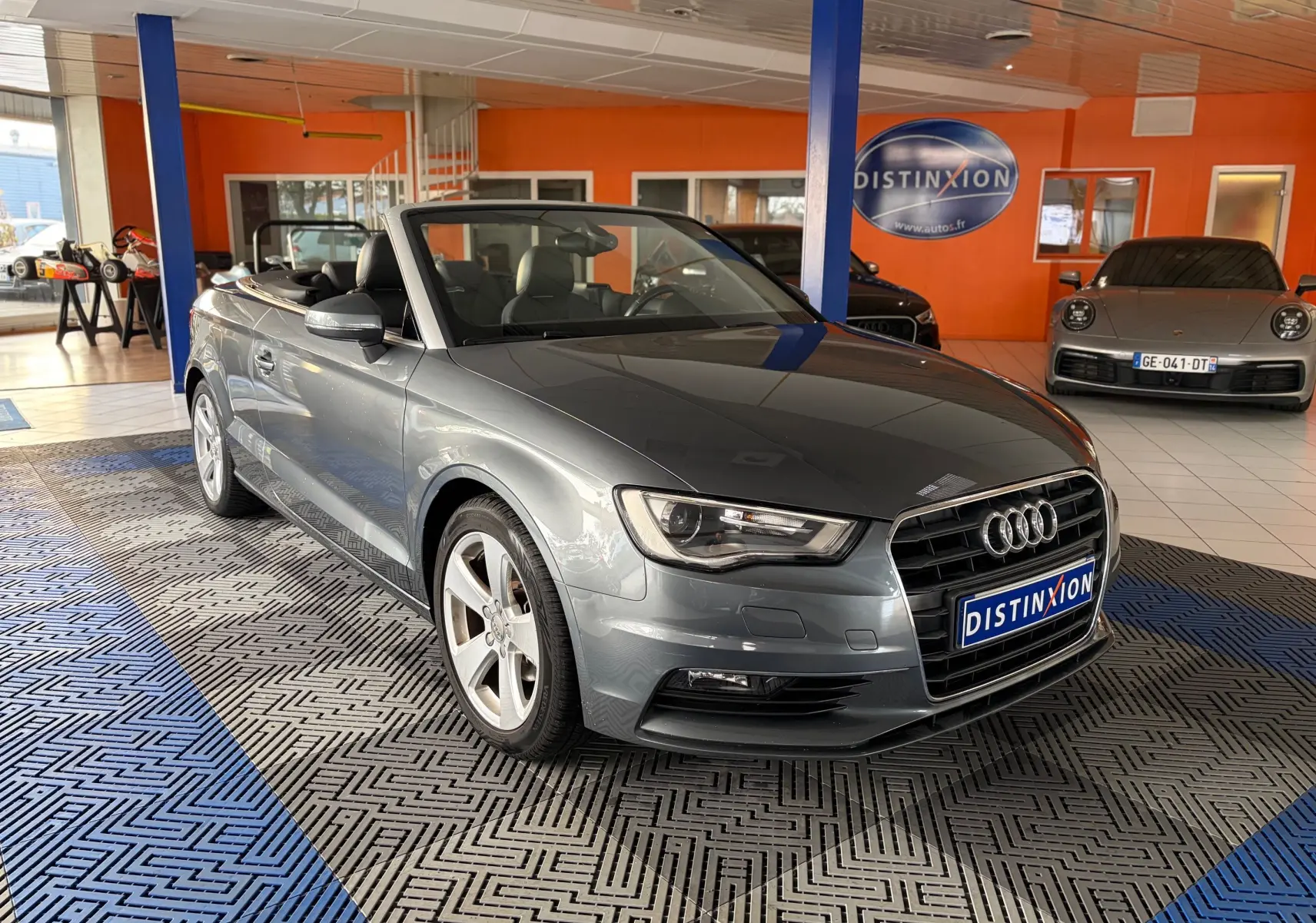 Vue intérieure des sièges arrière en cuir noir de l'Audi A3 Cabriolet gris 2014, avec console centrale et ceintures visibles