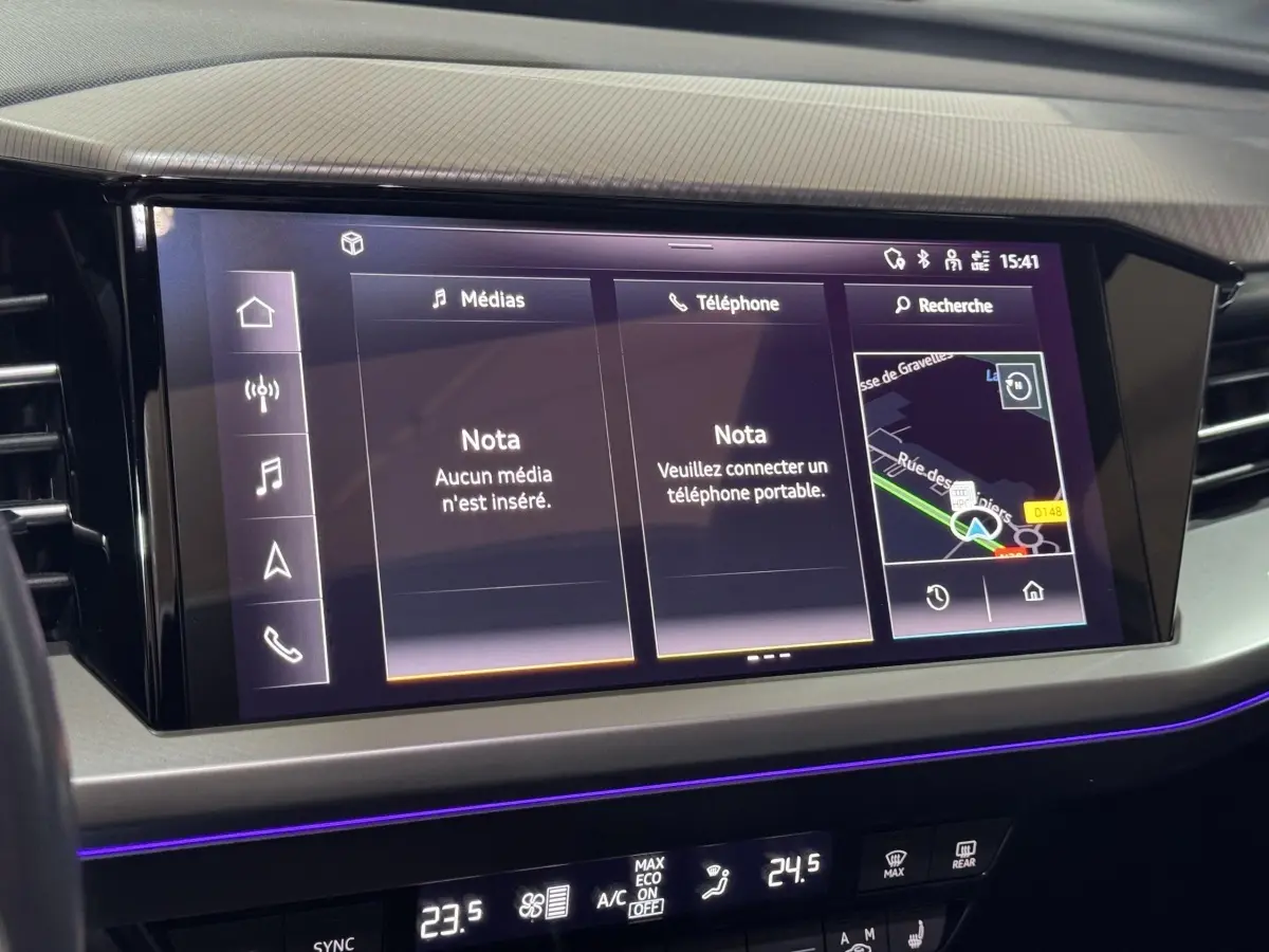 Écran tactile central 11,6 pouces de l'Audi Q4 E-TRON 2022 avec interface multimédia et navigation visible.