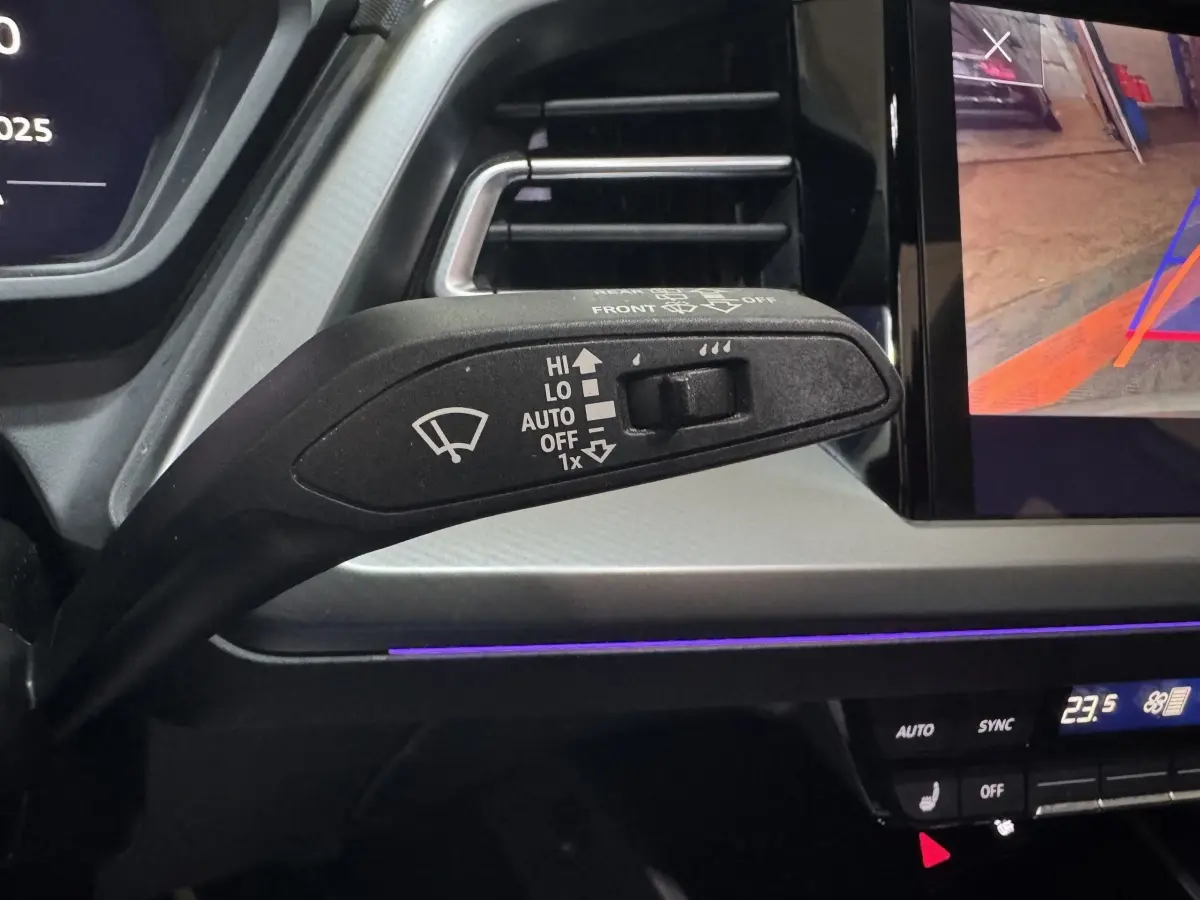 Gros plan sur la commande d’essuie-glace à gauche du tableau de bord gris clair d’un Audi Q4 E-TRON 2022 électrique.