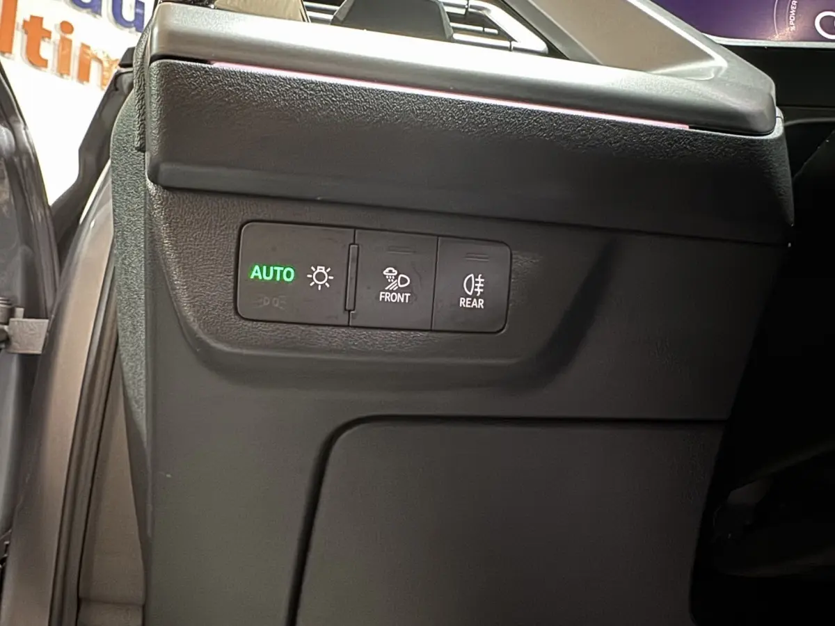 Gros plan sur les commandes d’éclairage intérieures noires du côté gauche d’un Audi Q4 E-TRON gris foncé 2022.