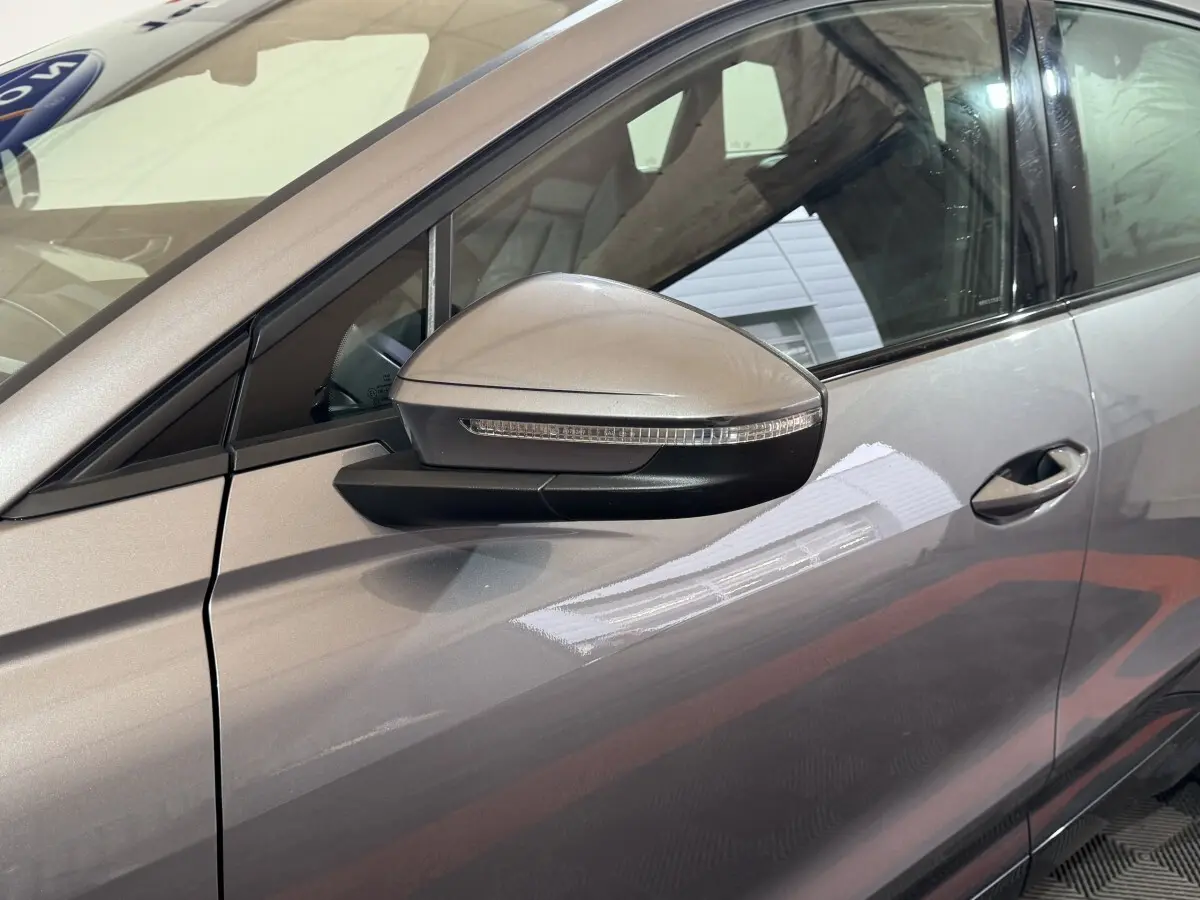 Rétroviseur droit gris foncé de l'Audi Q4 E-TRON 2022 avec clignotant intégré, vue rapprochée côté passager.