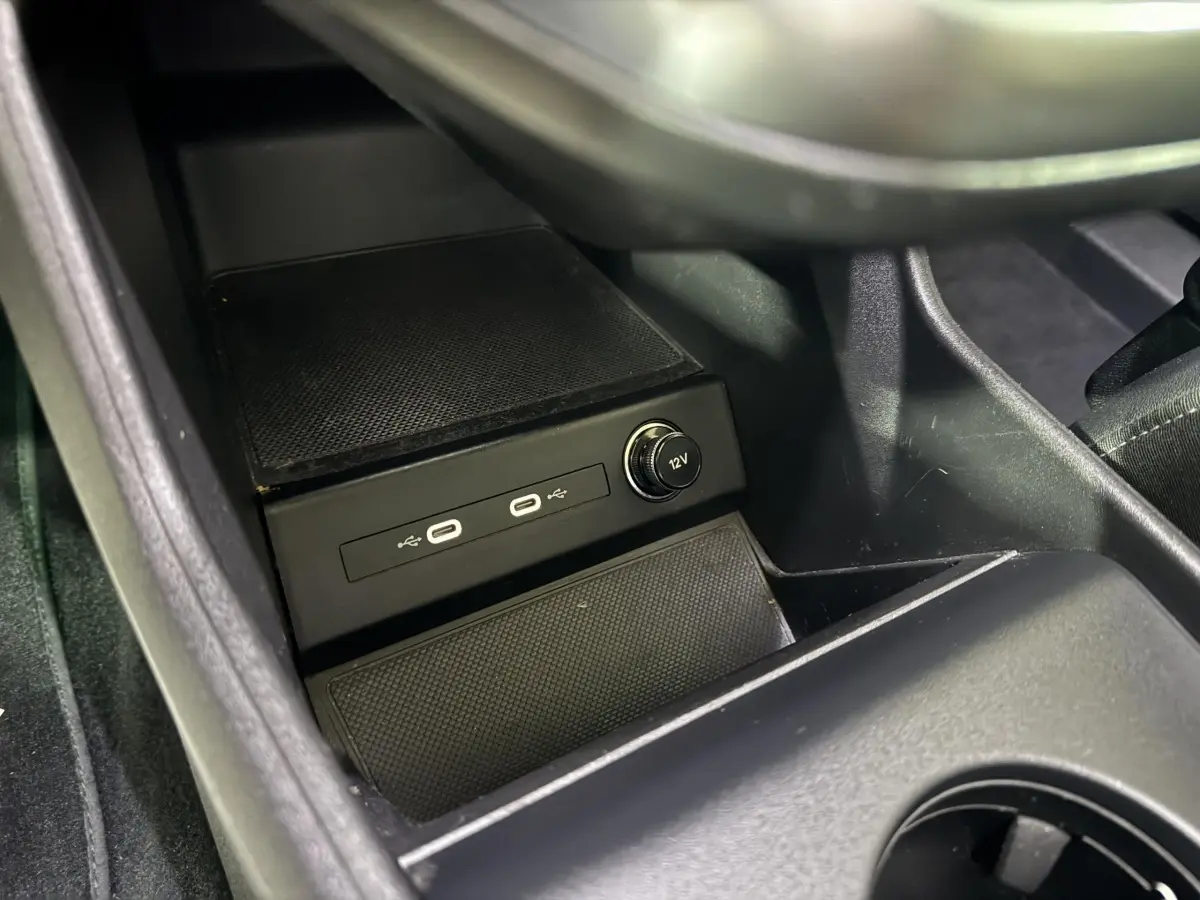 Prise USB-C double et prise 12V sur la console centrale de l'Audi Q4 E-TRON électrique 2022, finition Design Luxe.