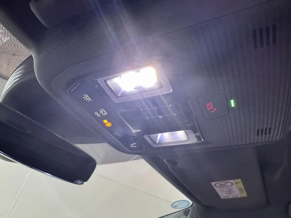 Plafonnier intérieur allumé avec commandes SOS et éclairage dans un Audi Q4 E-TRON gris foncé 2022.