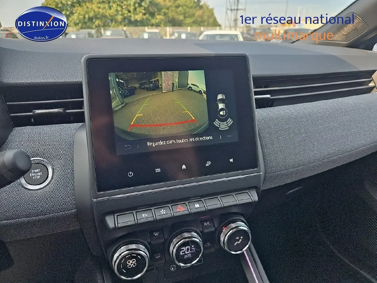 Vue intérieure centrée sur l'écran tactile affichant la caméra de recul, tableau de bord gris schiste de Renault Clio V.