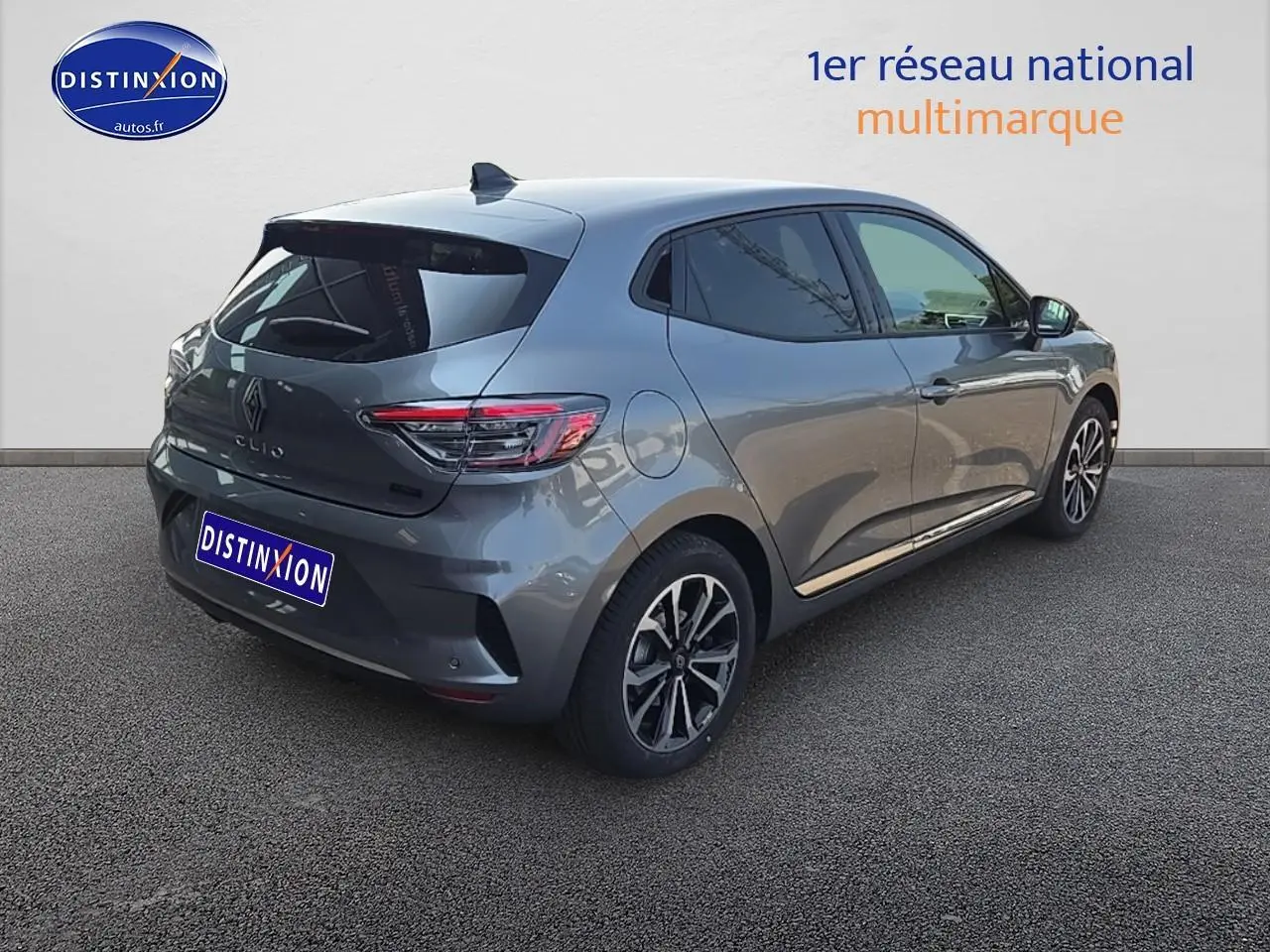 Renault Clio V gris schiste vue 3/4 arrière droit, jantes alu et feux arrière LED distinctifs.