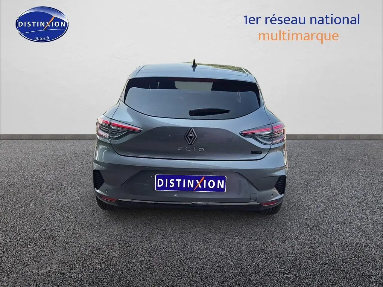 Vue arrière d'une Renault Clio V gris schiste avec feux arrière LED et lunette arrière surteintée.