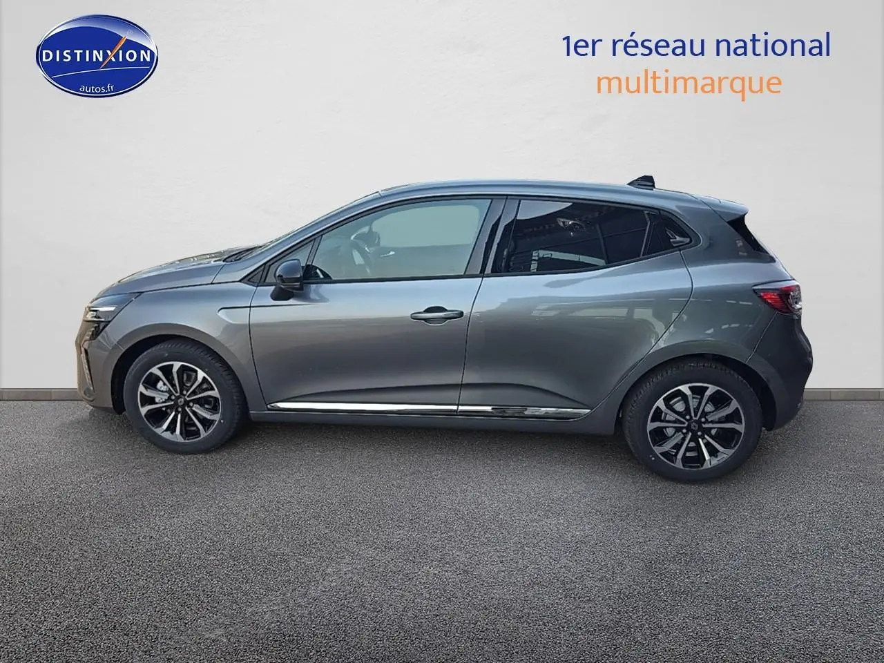 Profil droit de la Renault Clio V gris schiste 2025 avec jantes alu et vitres arrière surteintées.