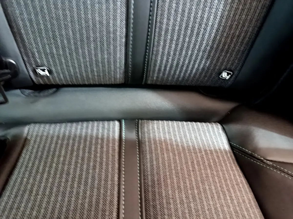 Gros plan sur la banquette arrière en tissu gris à motif chevrons du Peugeot 3008 hybride rechargeable 2021.
