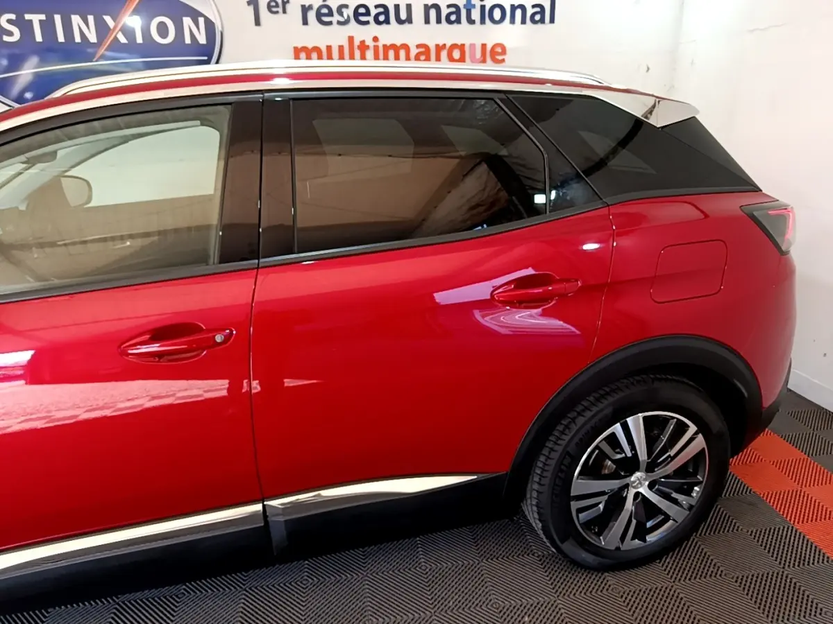 Vue latérale droite du Peugeot 3008 hybride rechargeable rouge avec toit noir et jantes alliage bicolores.