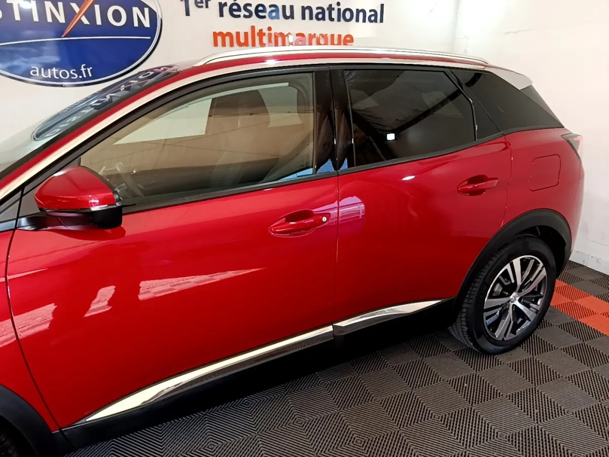 Vue latérale droite d’un Peugeot 3008 hybride rechargeable rouge avec jantes alliage et vitres teintées.