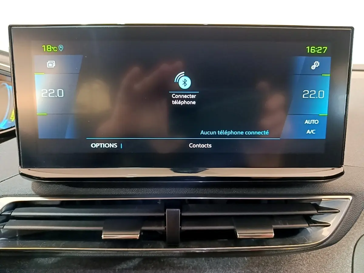 Écran tactile central affichant la climatisation et connexion Bluetooth dans l'habitacle du Peugeot 3008 hybride.