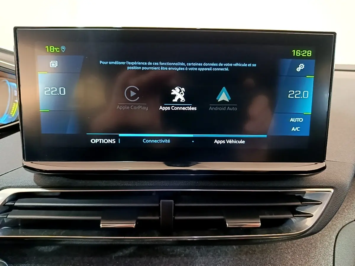 Écran tactile central du tableau de bord du Peugeot 3008 hybride, affichant la connectivité Apple CarPlay et Android Auto.