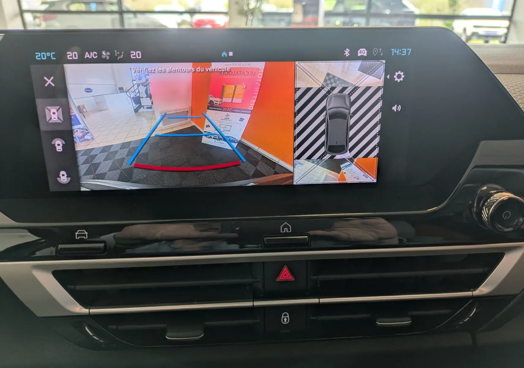 Écran central de la Citroën C4 2025 noir montrant la caméra de recul et la vue 360° intérieure.