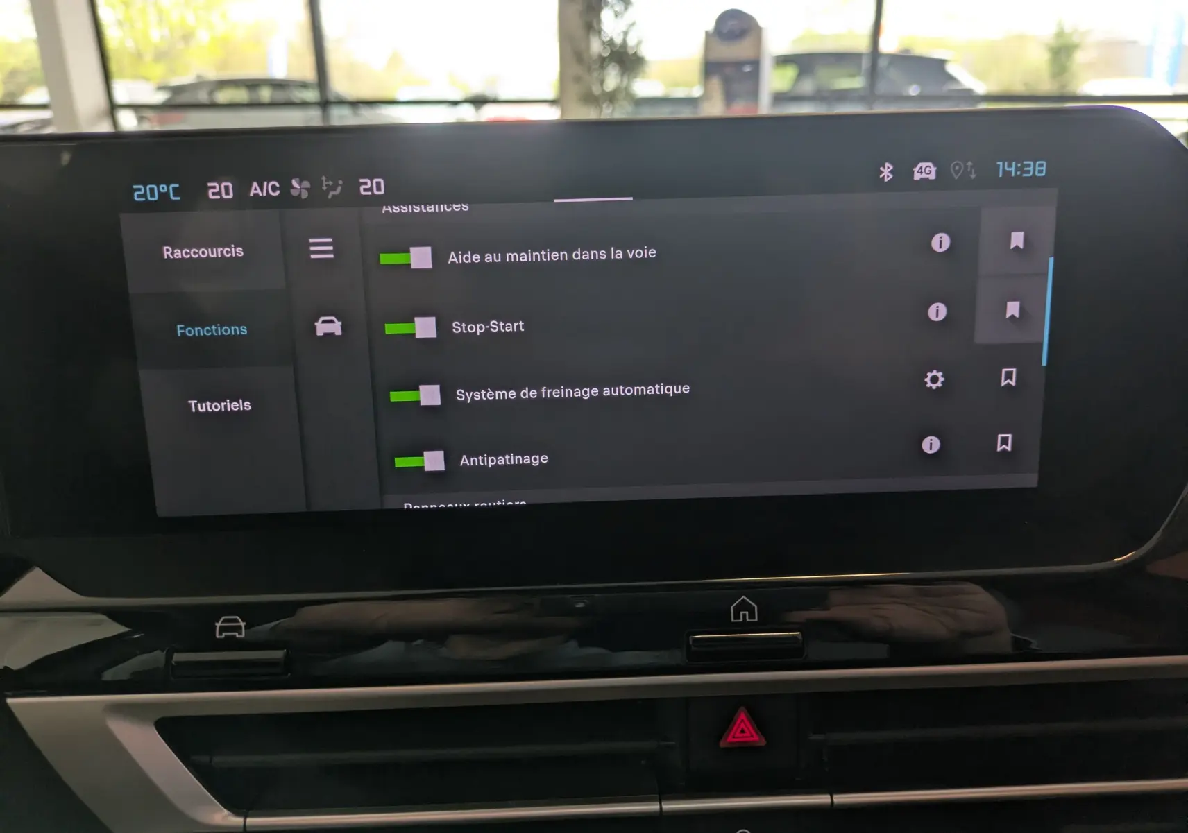 Écran tactile central du tableau de bord de la Citroën C4 noir, affichant les options d'assistance à la conduite.
