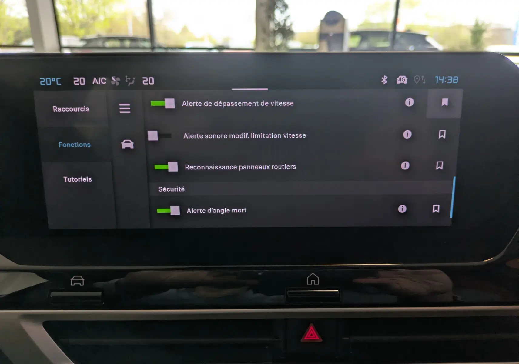 Écran tactile central de la Citroën C4 2025 noir, affichant les réglages d’alertes de sécurité et de reconnaissance routière.