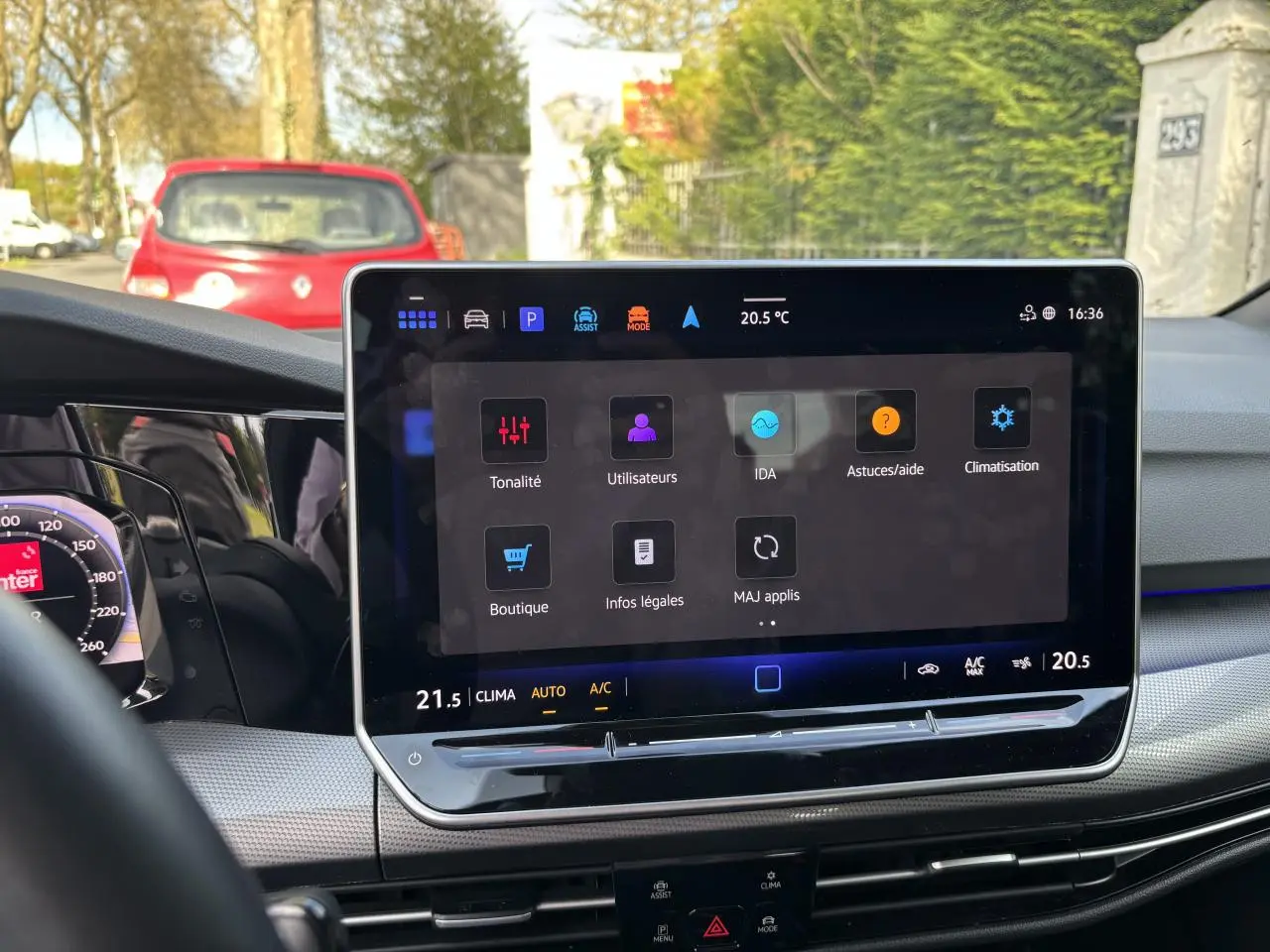 Vue intérieure centrée sur l'écran tactile du tableau de bord d'une Volkswagen Golf blanche Edition 50 de 2024.