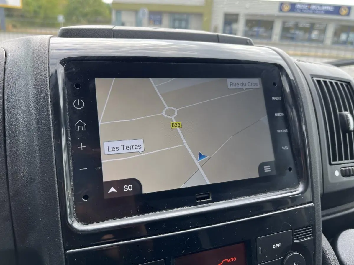 Écran tactile 7 pouces du système de navigation du Peugeot Boxer Fourgon blanc, vue intérieure frontale.