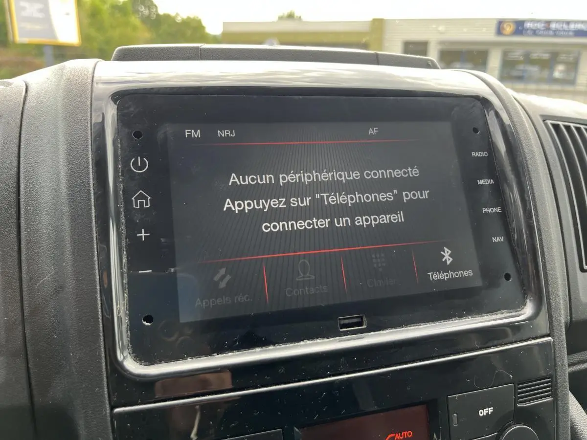 Écran tactile multimédia 7 pouces du Peugeot Boxer Fourgon 2023 affichant la connexion Bluetooth inactive.