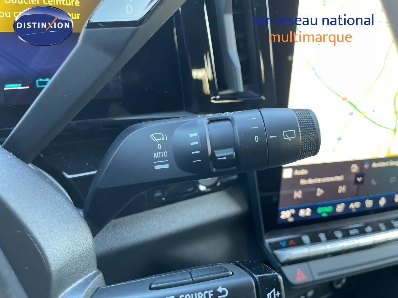 Gros plan sur la commande d'essuie-glace à gauche du volant dans l'habitacle noir du Renault Austral E-Tech 2026.