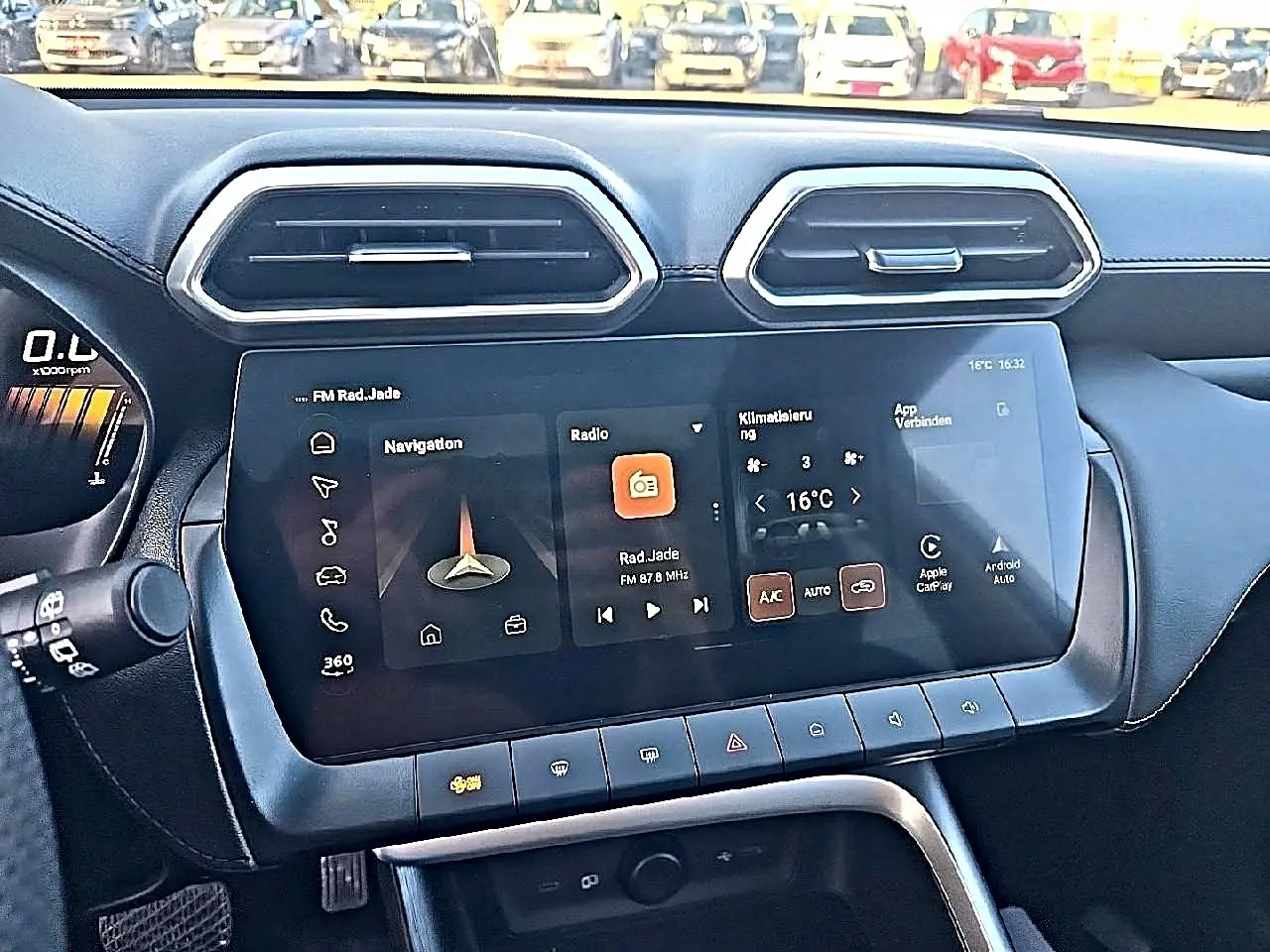 Vue rapprochée du tableau de bord noir du MG ZS 1.5 hybrid 197 luxury avec écran tactile multifonction allumé.