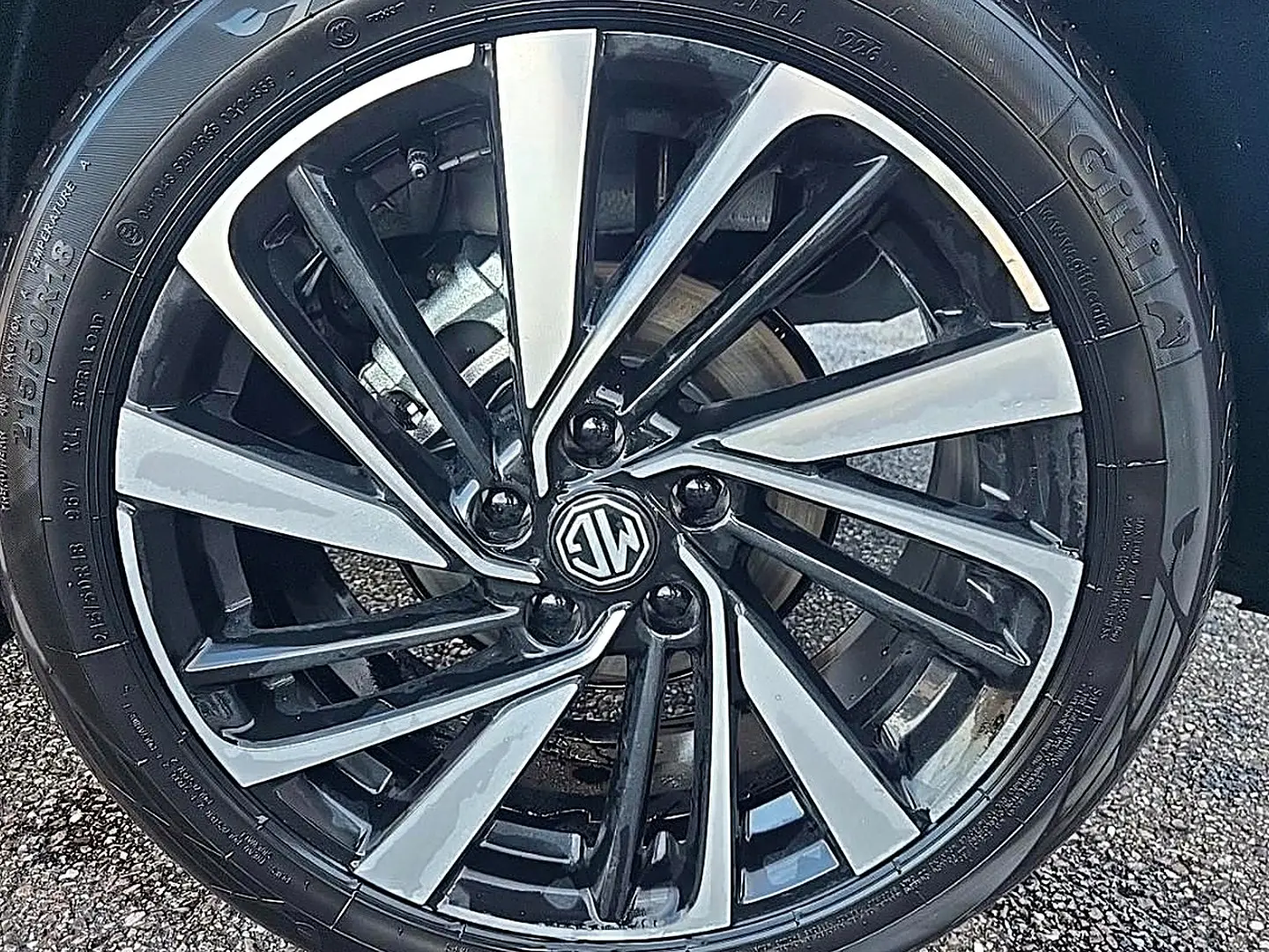 Gros plan sur la jante alu bicolore noire et argentée du MG MOTOR ZS 1.5 hybrid 197 luxury blanc.