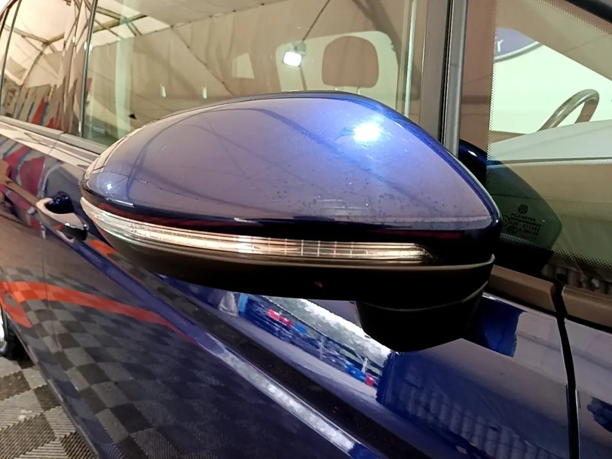 Rétroviseur droit bleu métallisé du Volkswagen Touran 1.5 TSI EVO DSG7 United 2021 avec clignotant intégré.