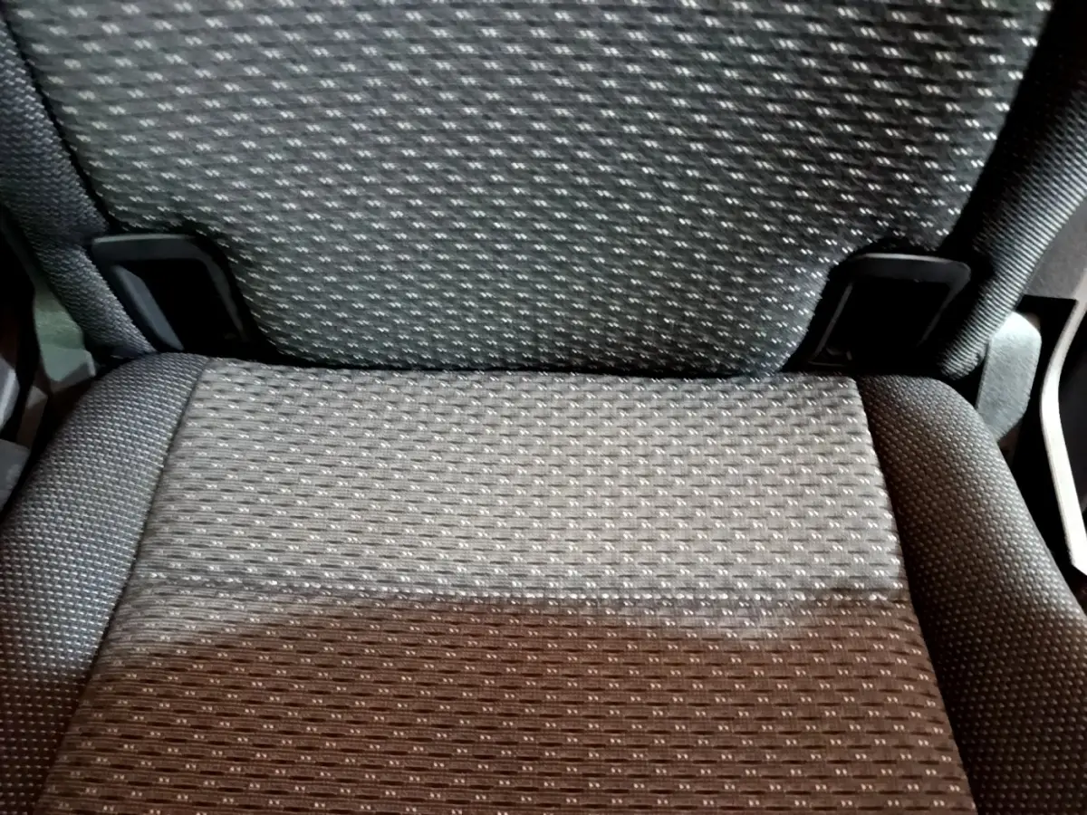 Gros plan sur l'assise en tissu gris du siège arrière d'un Volkswagen Touran 1.5 TSI EVO DSG7 United 2021.