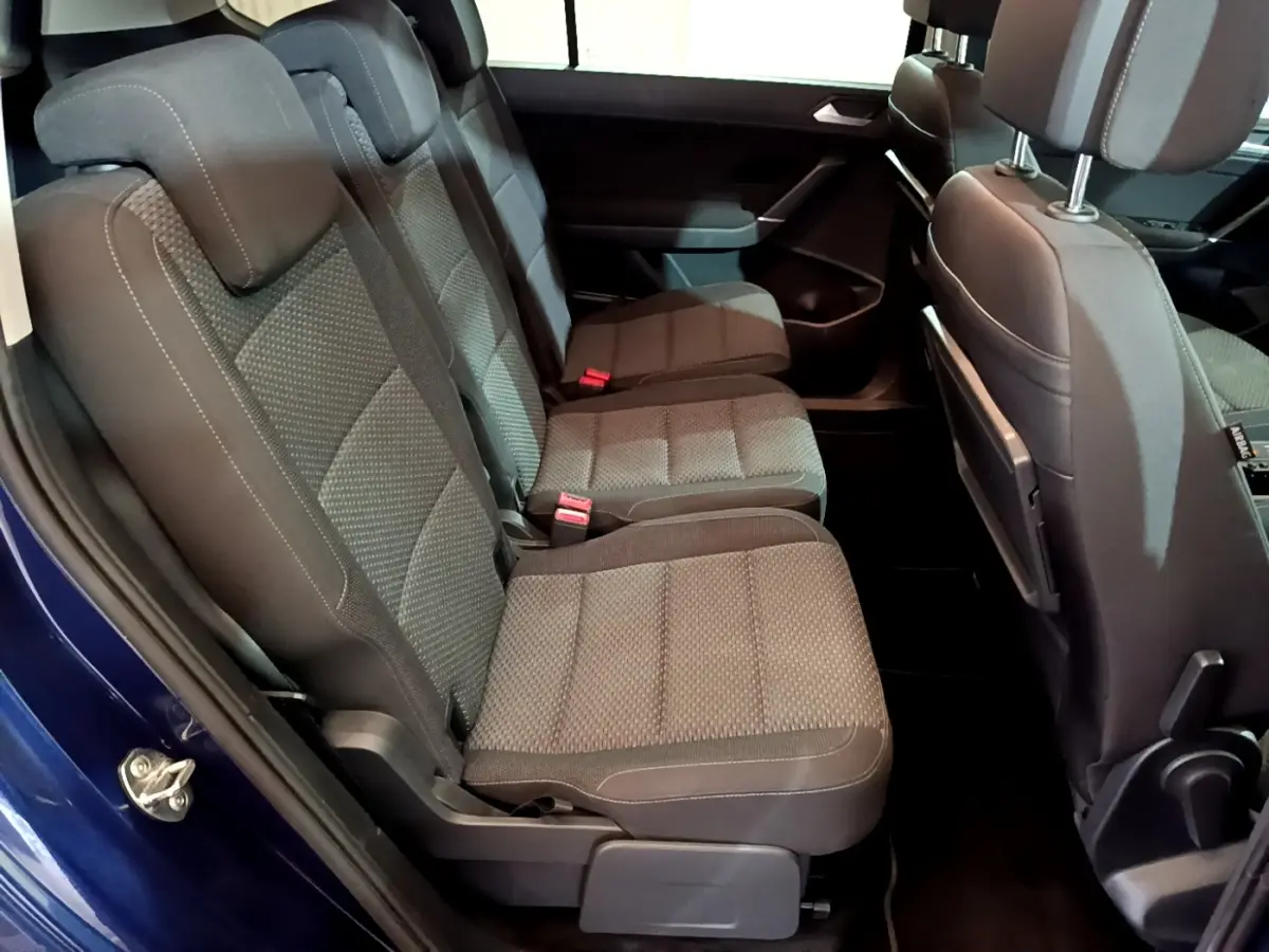 Vue latérale intérieure des sièges arrière gris du Volkswagen Touran 1.5 TSI EVO DSG7 United bleu de 2021.