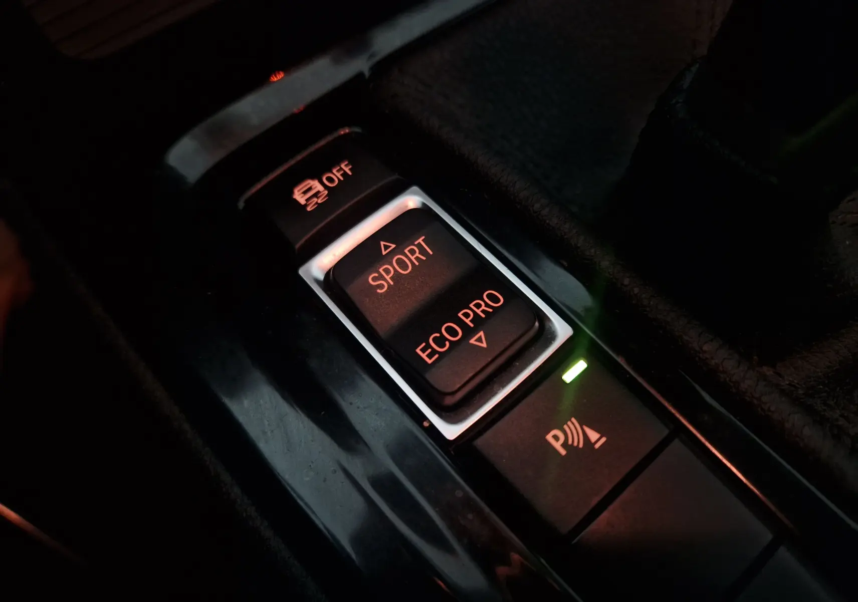 Gros plan intérieur sur les boutons de mode de conduite Sport et Eco Pro du BMW X2 gris clair 2018.