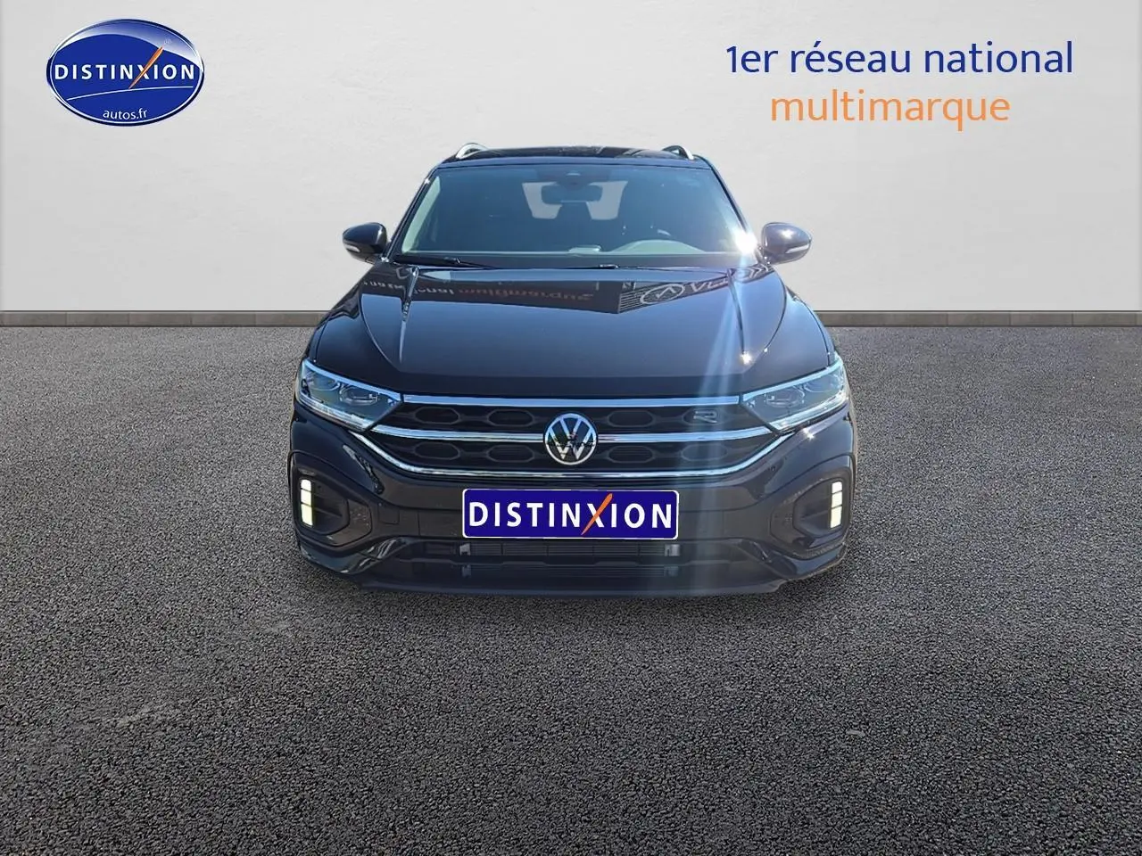 Volkswagen T-Roc noir perle en vue frontale, avec calandre et feux LED distinctifs R-Line.