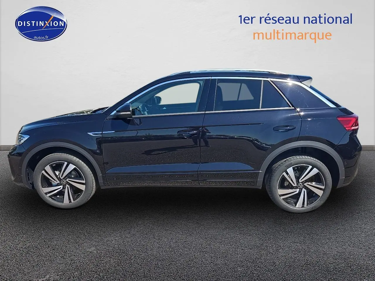 Profil droit d’un Volkswagen T-Roc noir perle finition R-Line avec jantes alliage 18 pouces Nevada noir.