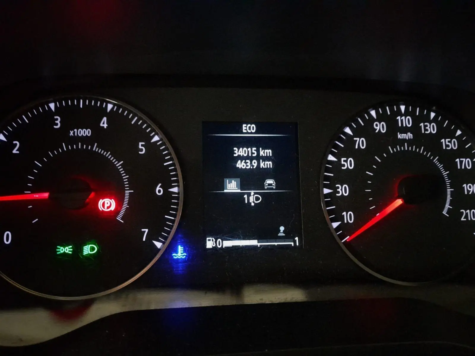 Vue intérieure avant du Renault Trafic Fourgon 2024, tableau de bord noir avec volant multifonction et levier de vitesse manuel.