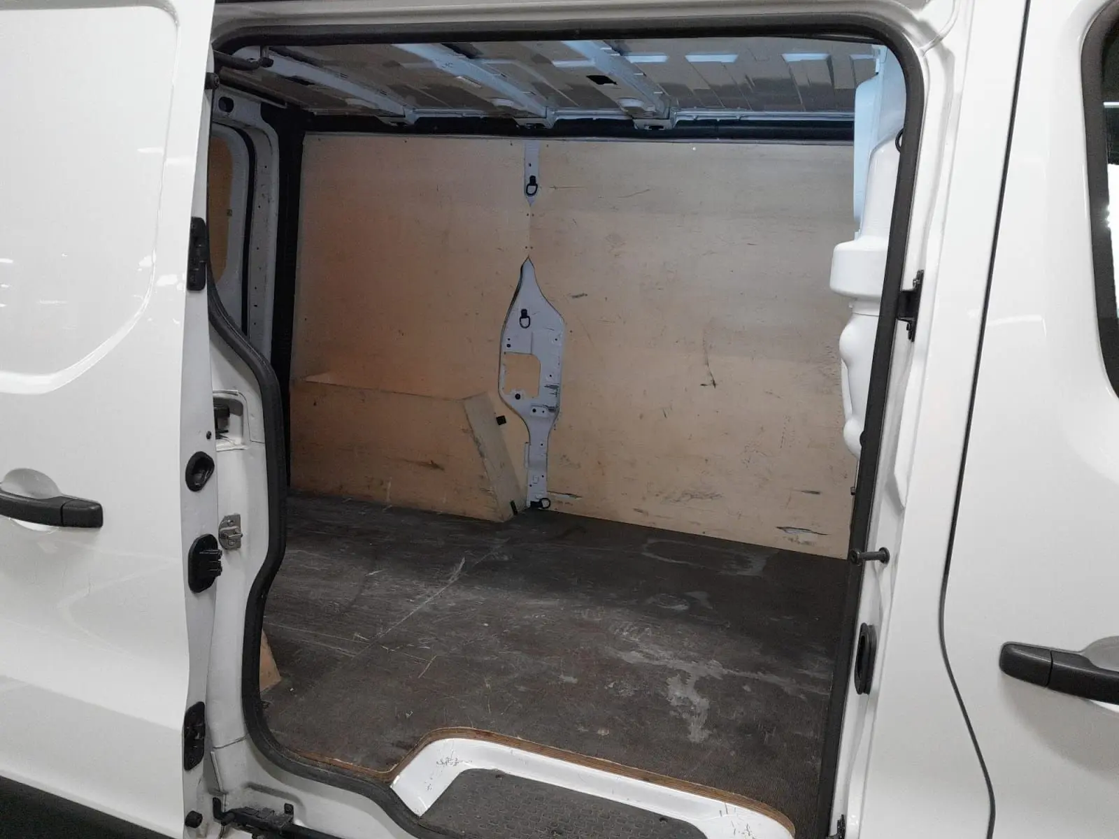 Vue rapprochée du volant noir multifonction du Renault Trafic Fourgon 2024 avec tableau de bord et levier de vitesses manuel.