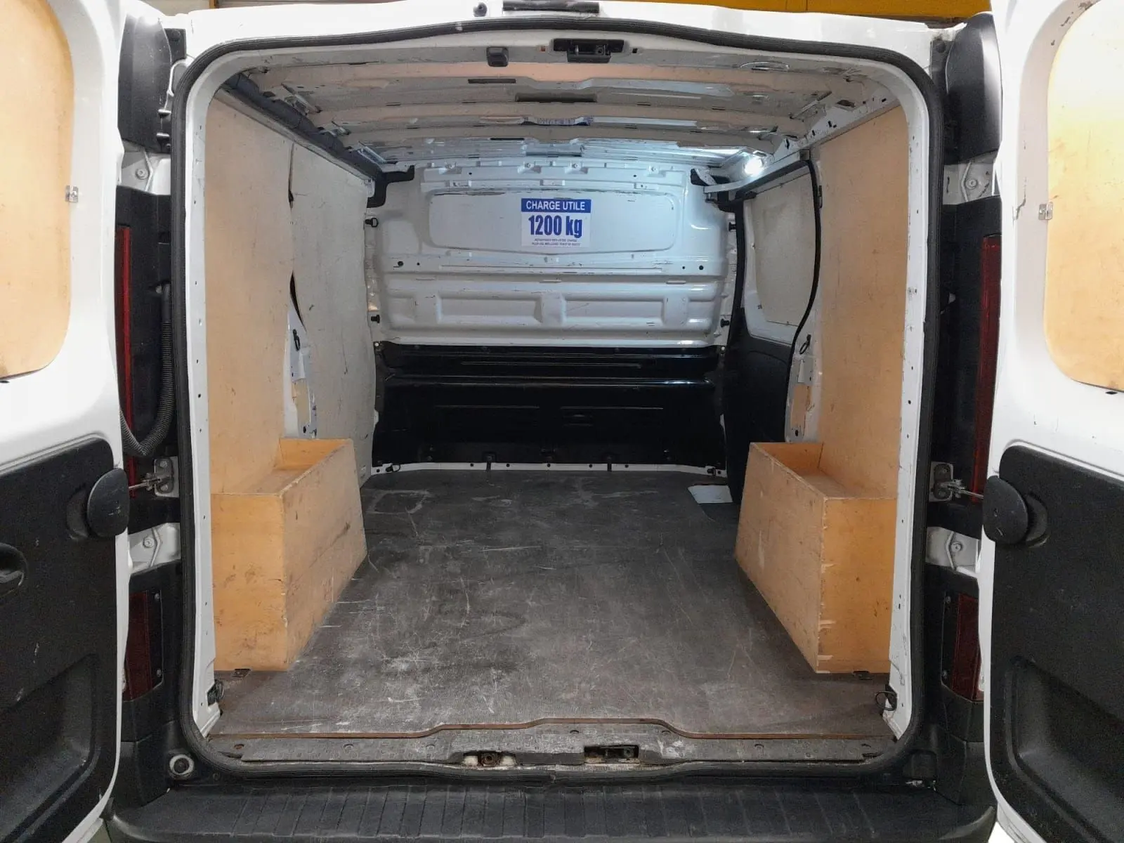 Vue rapprochée du tableau de bord noir du Renault Trafic Fourgon blanc 2024, affichant compteur et compte-tours.